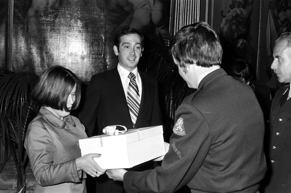 Prinses Christina en Jorge Guillermo nemen cadeaus in ontvangst, Bestanddeelnr 927-9976