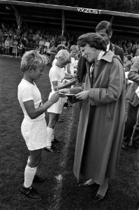 Prinses Beatrix reikt herinneringsvaantjes uit, Bestanddeelnr 930-4434