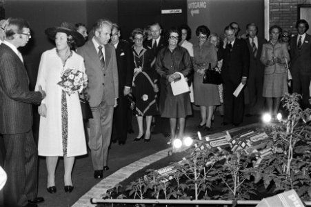 Prinses Beatrix opent Westland 19Nu in Poeldijk rondleiding, Bestanddeelnr 928-7947