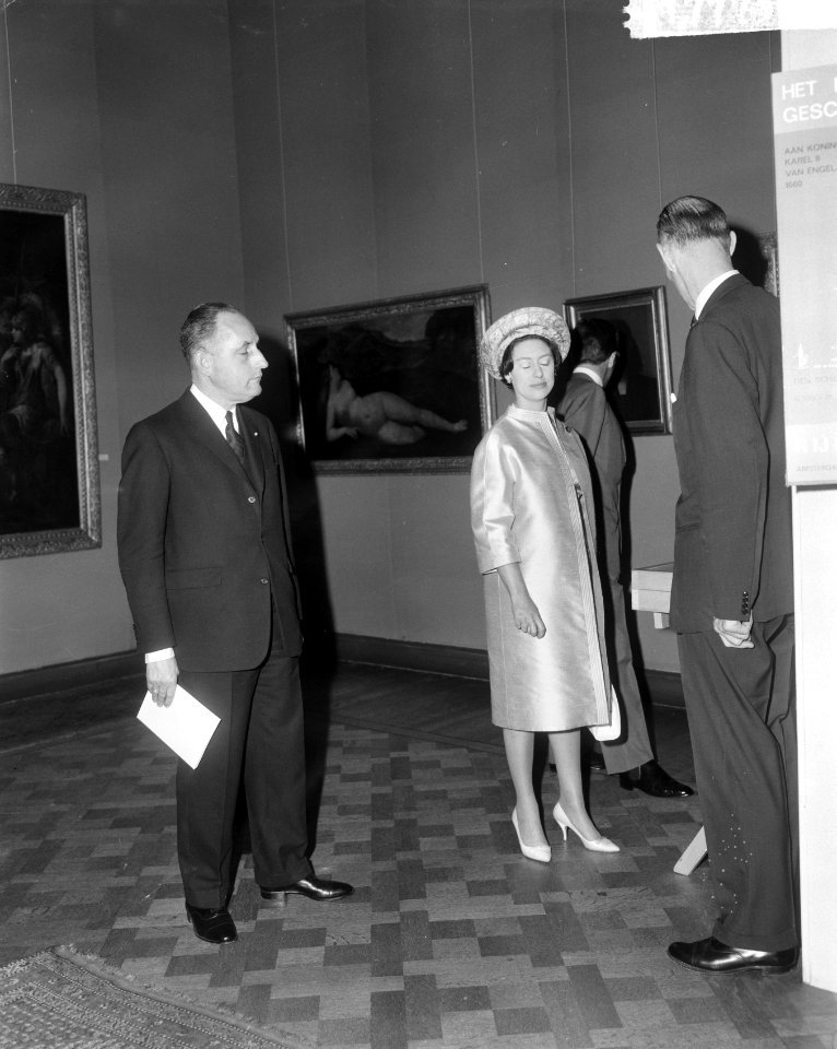 Prinses Margaret bracht bezoek aan Rijksmuseum, Prinses voor een schilderij van , Bestanddeelnr 917-7758