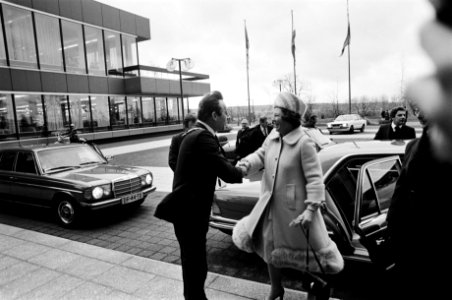 Prinses Beatrix opent in Heerlen nieuwe vleugel van het hoofdkantoor van het Alg, Bestanddeelnr 930-6340