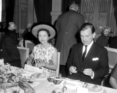 Prinses Margaret aan de lunchtafel in het Amstel Hotel, Bestanddeelnr 917-7739