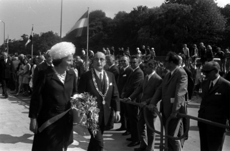 Prinses Beatrix opent in Dordrecht gebouw Dienst Sociale Werkvoorziening, Bestanddeelnr 923-7148