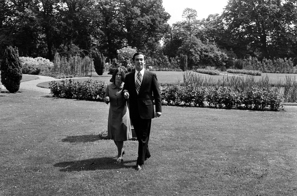 Prinses Christina en Jorge Guillermo poseren in de tuin, Bestanddeelnr 927-9972