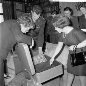 Prinses Christina krijgt van twee deputaties een kofferset aangeboden, Bestanddeelnr 916-0750