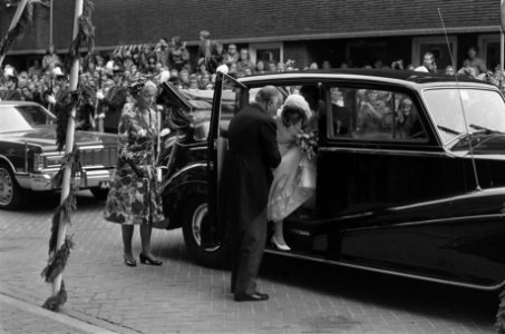 Prinses Christina en Jorge Guillermo stappen uit de auto, Bestanddeelnr 928-0212