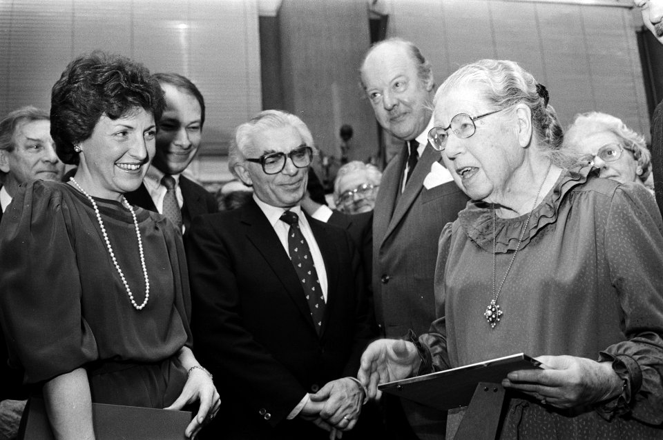 Prinses Margriet (l), burgemeester Polak en de 88-jarige mw. Boom-de Hoop Scheff, Bestanddeelnr 932-4941