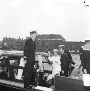 Prinses Margaret en Lord Snowdon vertrokken per boot vanaf de Amstelkade, Bestanddeelnr 917-7880