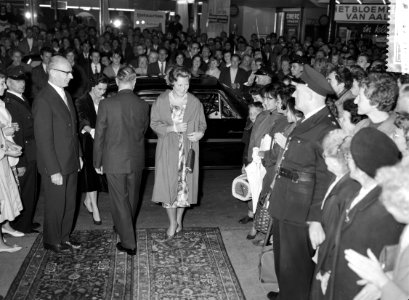 Prinses Beatrix woont galavoorstelling Exodus bij. Prinses Beatrix bij aankomst , Bestanddeelnr 912-9297