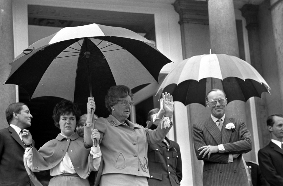Prinses Christina, koningin Juliana en prins Bernhard op het bordes, Bestanddeelnr 921-3018