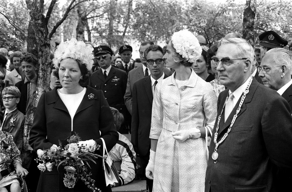 Prinses Beatrix tijdens het bezoek, vergezeld door onder meer burgemeester Matse, Bestanddeelnr 922-5627