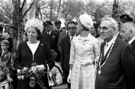 Prinses Beatrix tijdens het bezoek, vergezeld door onder meer burgemeester Matse, Bestanddeelnr 922-5627