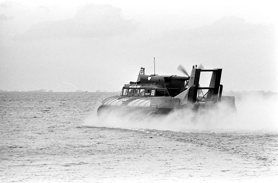 Prinses Margaret , Lord Snowdon en Prins Bernhard in de Hoovercraft, de Hoovercr, Bestanddeelnr 917-7815