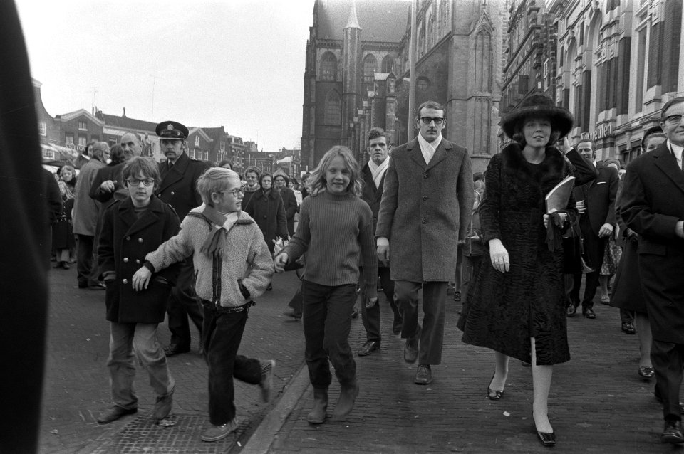 Prinses Beatrix opent tentoonstelling beeldhouwwerken prof. J. Bronner t.g.v. 90, Bestanddeelnr 925-2617
