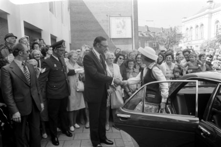 Prinses Beatrix opent in Gorinchem een Int Beeldhouwerssymposium, Bestanddeelnr 927-2349