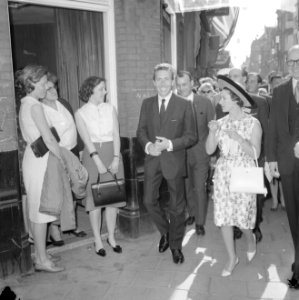 Prinses Margaret en Lord Snowdon winkelen in Leidsestraat, belangstelling van de, Bestanddeelnr 917-7726