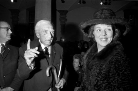 Prinses Beatrix opent tent beeldhouwwerken prof J Bronner tgv 90e verjaard, Bestanddeelnr 925-2610