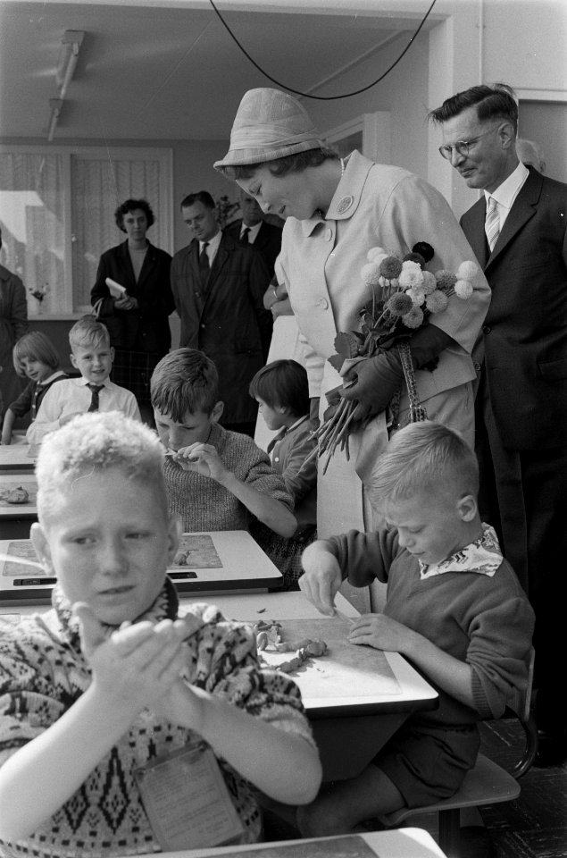 Prinses Beatrix opent school in Leeuwarden. Rondgang door de klassen, Bestanddeelnr 912-9307