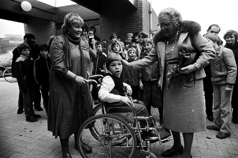 Prinses Juliana opende dagverblijf voor meervoudig gehandicapte kinderen Nifterlake in Amstelveen, bloemen van 8-jarige Toontje van den Oever, Bestanddeelnr 931-4105