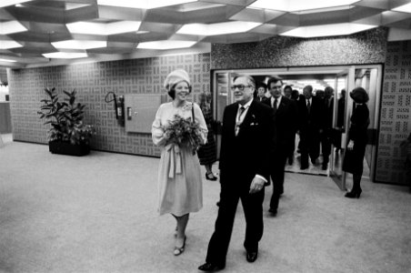 Prinses Beatrix opent in Heerlen nieuwe vleugel van het hoofdkantoor van het Alg, Bestanddeelnr 930-6342
