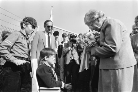 Prinses Juliana opent clubhuis zeeverkennersgroep Willem de Zwijger in Rotterdam, Bestanddeelnr 932-9331