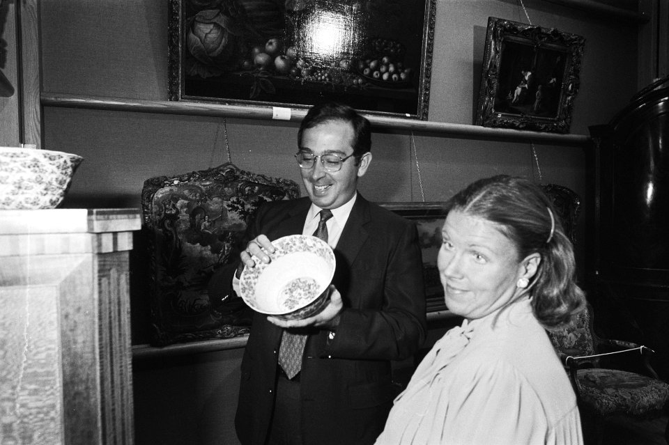 Prinses Christina en Jorge Guillermo bekijken antieke schaal, Bestanddeelnr 931-7008