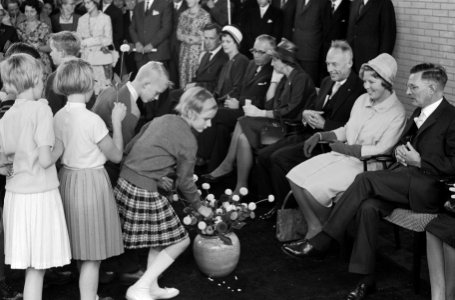 Prinses Beatrix opent school in Leeuwarden. Prinses krijgt bloemen in de gymnast, Bestanddeelnr 912-9300