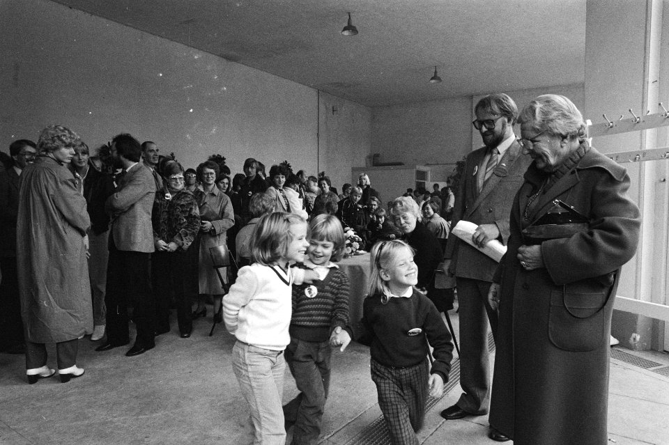 Prinses Juliana ontving zaterdag ongeveer 250 gehandicapten op Paleis Soestdijk , Bestanddeelnr 931-0770