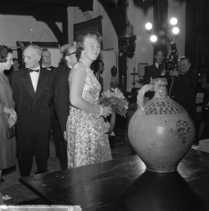 Prinses Beatrix opent antiekbeurs te Delft Prinses Beatrix en dhr J Schulman, Bestanddeelnr 915-2997