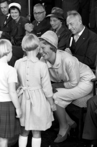 Prinses Beatrix opent school in Leeuwarden. Prinses bedankt voor bloemen, Bestanddeelnr 912-9302