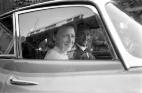 Prinses Irene en Prins Hugo in Nederland, de Prinses e Prins in hun auto, Bestanddeelnr 916-8988