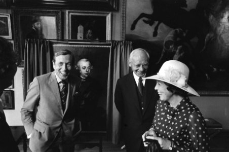 Prinses Beatrix opent aan Buitenhof voormalig schilderijengalerij van Stadhouder, Bestanddeelnr 929-2360