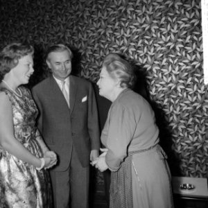Prinses Beatrix woont voorstelling bij in Kleine Komedie. Vnr. prinses Beatrix,…, Bestanddeelnr 913-1397