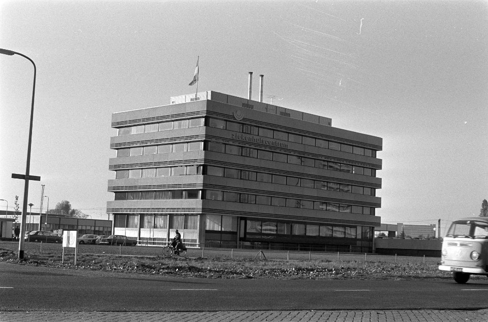 Prinses Beatrix stelt ziekenhuiscentrum in gebruik tijdens bijeenkomst in Domker, Bestanddeelnr 925-0908