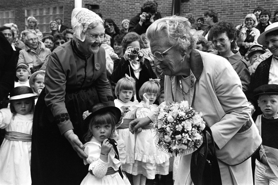 Prinses Juliana opent Katwijks Museum, Prinses Juliana krijgt bloemetje van meisje in klederdracht, Bestanddeelnr 932-9625