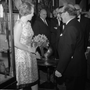 Prinses Beatrix opent antiekbeurs te Delft Prinses Beatrix en dhr J Schulman, Bestanddeelnr 915-2996