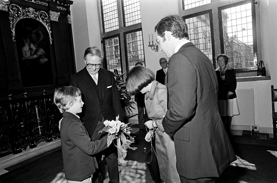 Prinses Christina krijgt bij aankomst bloemen aangeboden, rechts Jorge Guillermo, Bestanddeelnr 927-9962