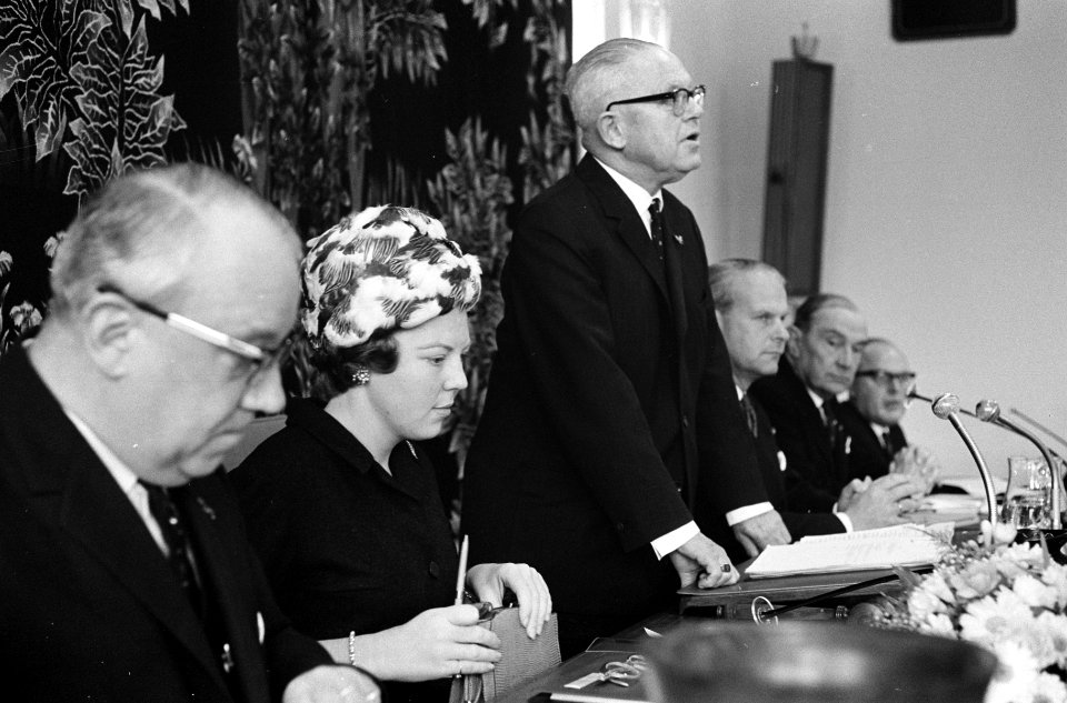 Prinses Beatrix vergadering van de SER bijgewoond te Den Haag De drs Hub L , Bestanddeelnr 915-7663