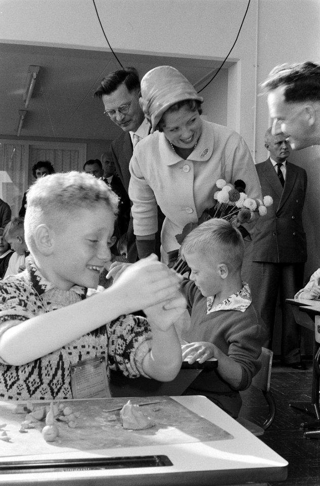 Prinses Beatrix opent school in Leeuwarden. Rondgang door de klassen, Bestanddeelnr 912-9308