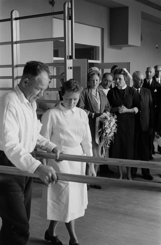 Prinses Beatrix opent streekziekenhuis De Plantage . Prinses Beatrix spreekt m, Bestanddeelnr 912-9710