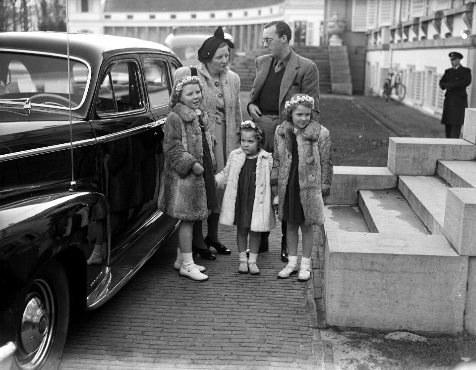 Prinses Beatrix vierde tiende verjaardag. De Prinselijke familie te Soestdijk, Bestanddeelnr 902-5634