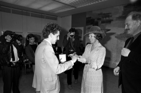 Prinses Beatrix reikt Priz de Raue uit in Rijksacademie Amsterdam prijsuitreiki, Bestanddeelnr 930-7216