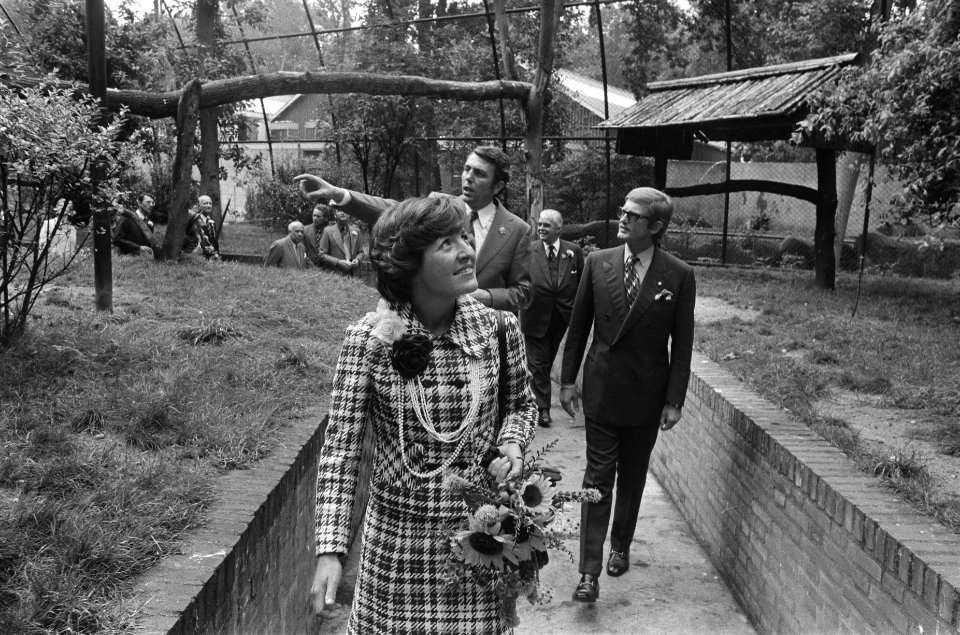 Prinses Margriet, Pieter van Vollenhove en Anton van Hooff tijdens een rondleidi, Bestanddeelnr 928-1144