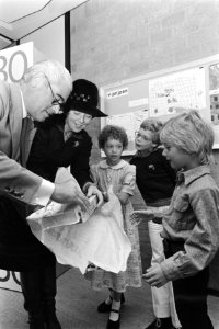 Prinses Beatrix overhandigt een prijs aan Maria van Vroonhoven, Bestanddeelnr 930-4607