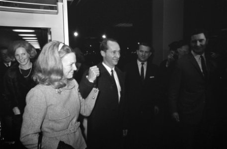 Prinses Irene en Prins Carel Hugo arriveren op Schiphol (na uitgewezen te zijn u, Bestanddeelnr 921-9710
