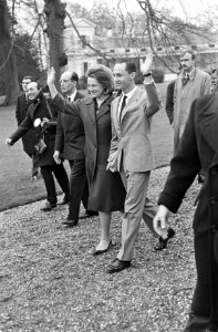 Prinses Irene en prins Carlos Hugo wandelen door de paleistuin en zwaaien naar h, Bestanddeelnr 916-0365