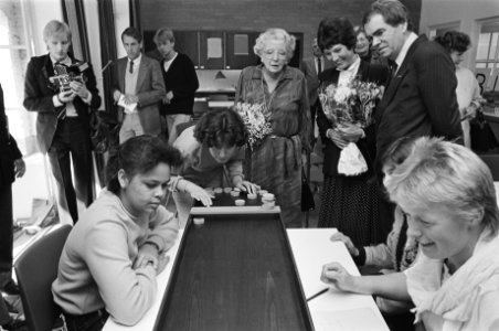 Prinses Juliana opent Nationale Ontmoetingscentrum in Veldhoven rondgang, Bestanddeelnr 933-1308