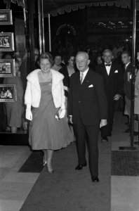Prinses Beatrix woonde premiere bij van De langste dag in Astatheater te Den Haa, Bestanddeelnr 914-3888