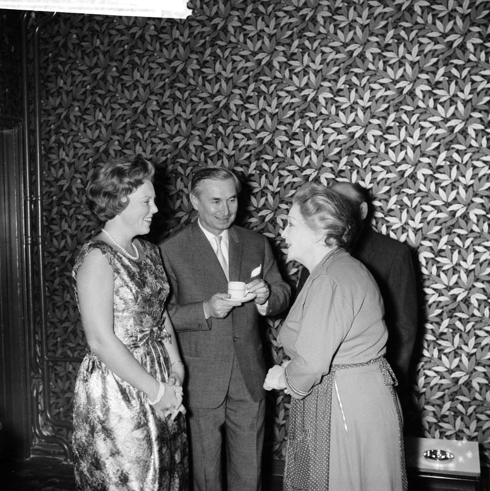 Prinses Beatrix woont voorstelling bij in Kleine Komedie. Vnr. prinses Beatrix,…, Bestanddeelnr 913-1396