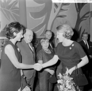 Prinses Beatrix voorstelling speelfilm Plantage Tamarinde bijgewoond, de hoofd, Bestanddeelnr 917-0856